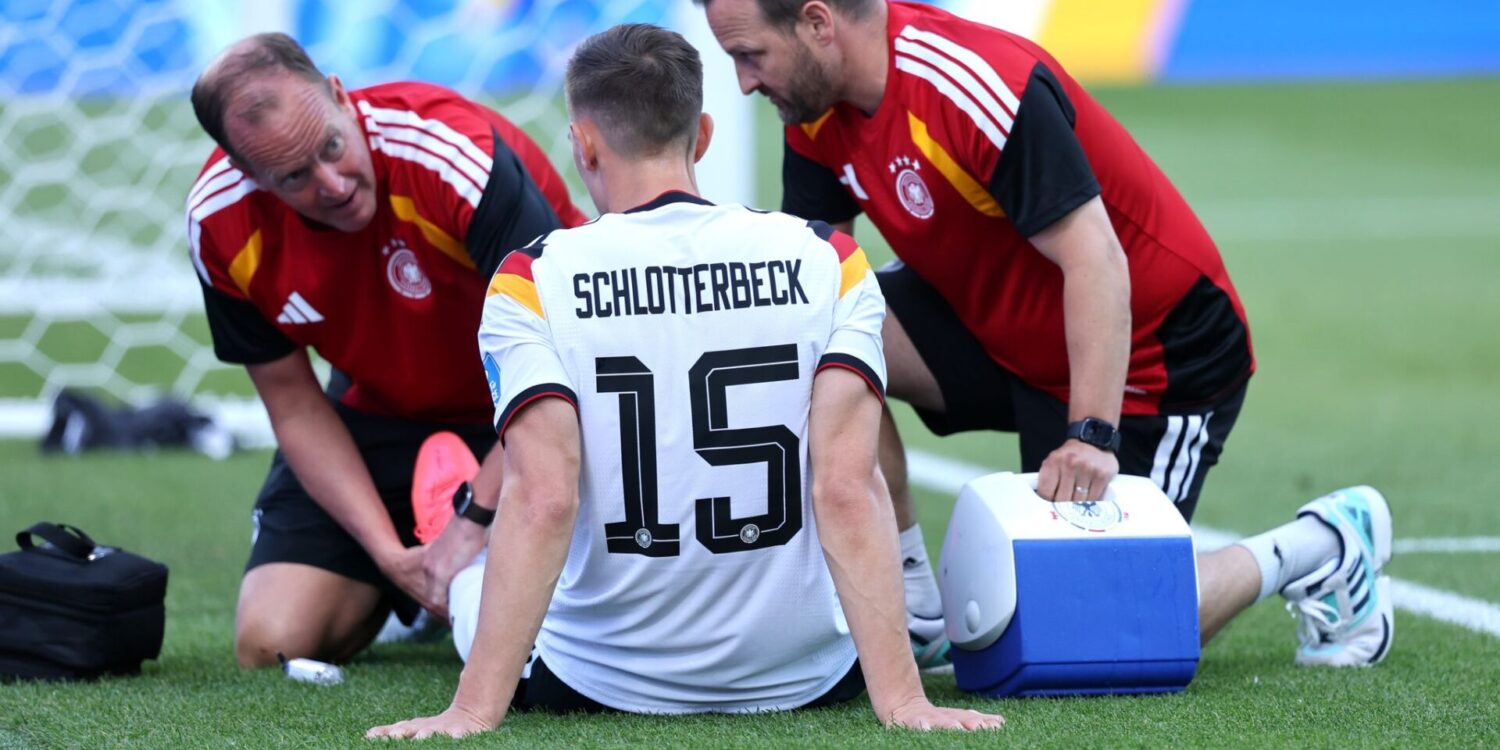 DFB-Teamarzt Jochen Hahne (l) ist für Bundestrainer Nagelsmann ein wichtiger Ansprechpartner.
