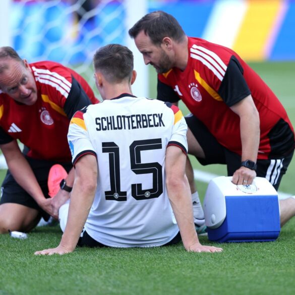 DFB-Teamarzt Jochen Hahne (l) ist für Bundestrainer Nagelsmann ein wichtiger Ansprechpartner.