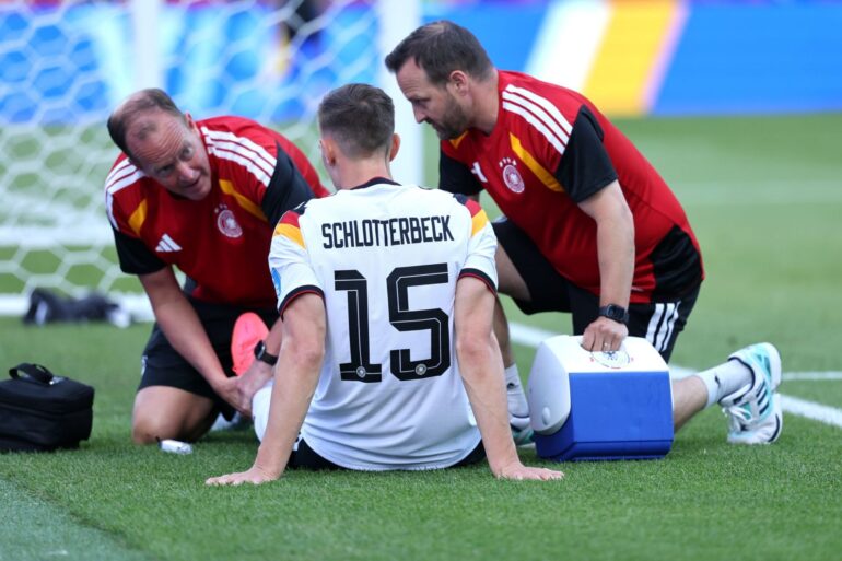 DFB-Teamarzt Jochen Hahne (l) ist für Bundestrainer Nagelsmann ein wichtiger Ansprechpartner.