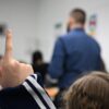 Nicht immer melden sich Schüler so brav: Immer mehr Lehrkräfte nehmen das Verhalten im Klassenzimmer als Belastung wahr. (Symbolbild)