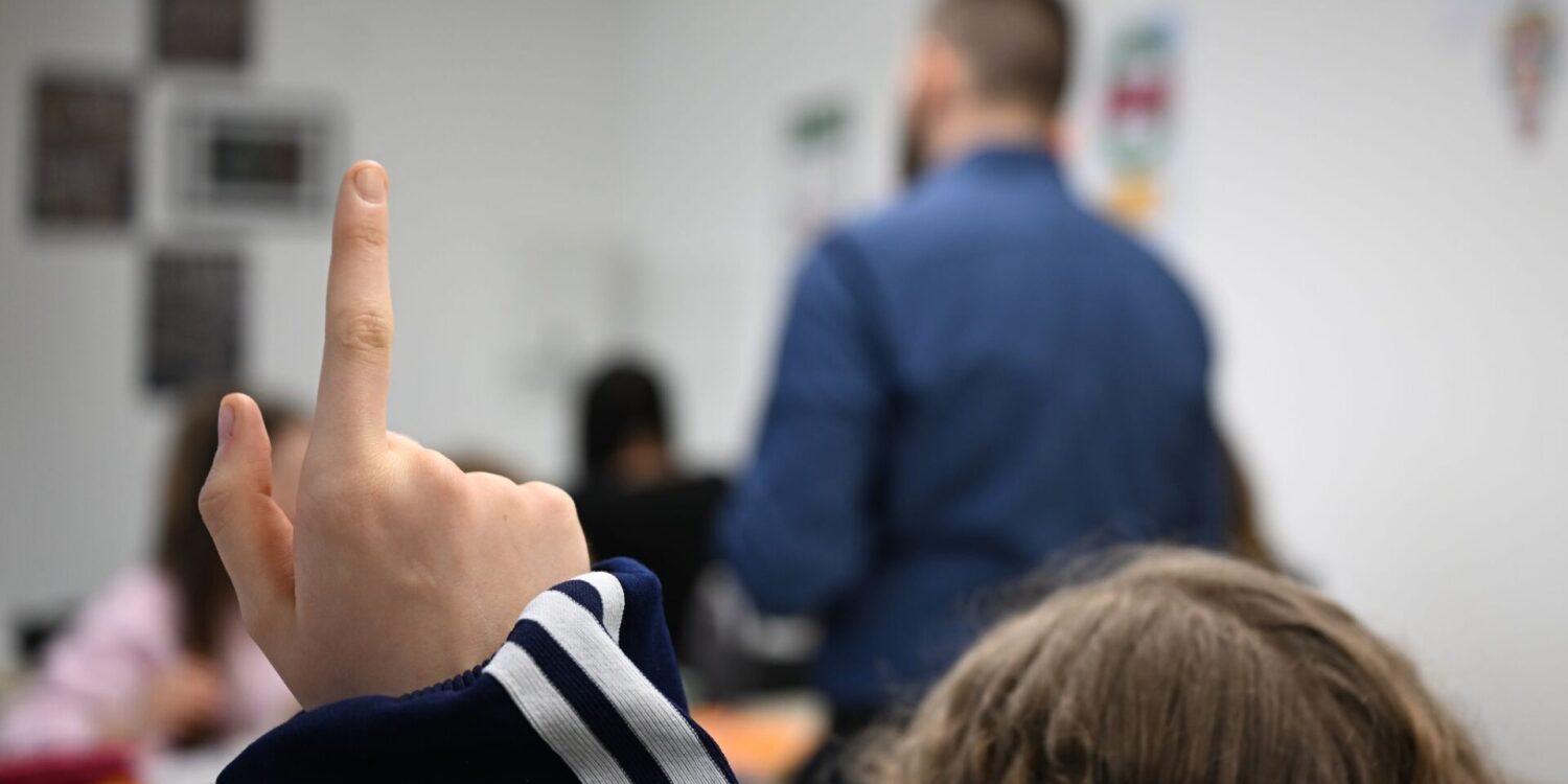 Nicht immer melden sich Schüler so brav: Immer mehr Lehrkräfte nehmen das Verhalten im Klassenzimmer als Belastung wahr. (Symbolbild)