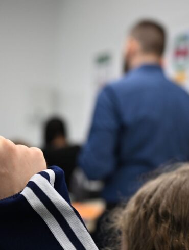 Nicht immer melden sich Schüler so brav: Immer mehr Lehrkräfte nehmen das Verhalten im Klassenzimmer als Belastung wahr. (Symbolbild)