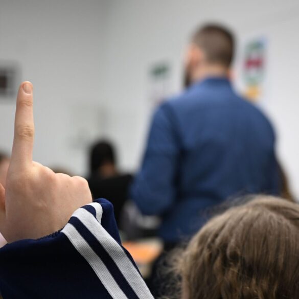 Nicht immer melden sich Schüler so brav: Immer mehr Lehrkräfte nehmen das Verhalten im Klassenzimmer als Belastung wahr. (Symbolbild)