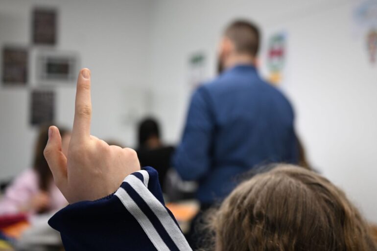 Nicht immer melden sich Schüler so brav: Immer mehr Lehrkräfte nehmen das Verhalten im Klassenzimmer als Belastung wahr. (Symbolbild)