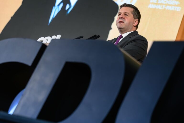 Sachsen-Anhalts Ministerpräsident Sven Schulze (CDU) hat seine ablehnende Haltung gegenüber AfD und Linken immer wieder bekräftigt. (Archivbild)
