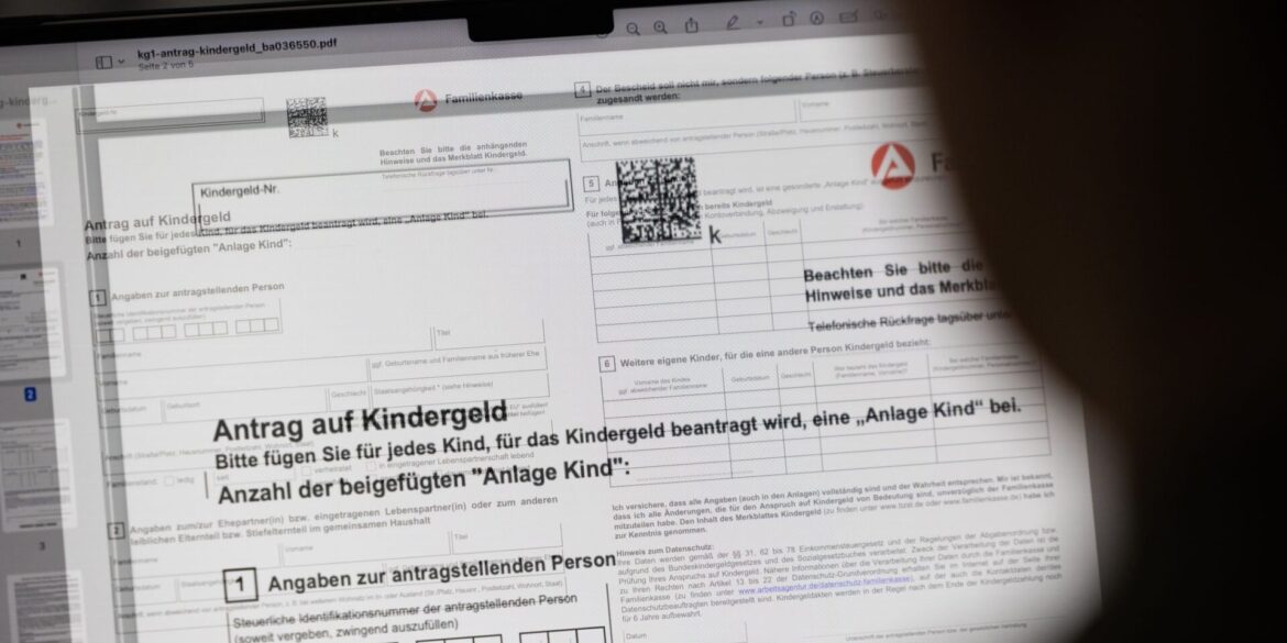 Neue Eltern sollen sich künftig mehr auf ihr Baby statt auf Papierkram konzentrieren können. (Symbolbild)