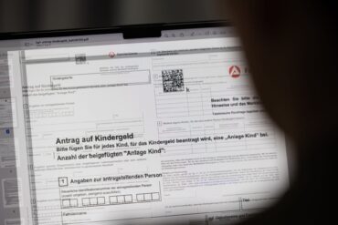 Neue Eltern sollen sich künftig mehr auf ihr Baby statt auf Papierkram konzentrieren können. (Symbolbild)
