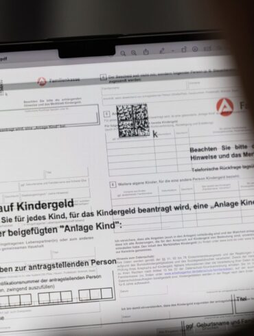 Neue Eltern sollen sich künftig mehr auf ihr Baby statt auf Papierkram konzentrieren können. (Symbolbild)