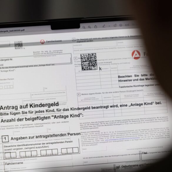 Neue Eltern sollen sich künftig mehr auf ihr Baby statt auf Papierkram konzentrieren können. (Symbolbild)
