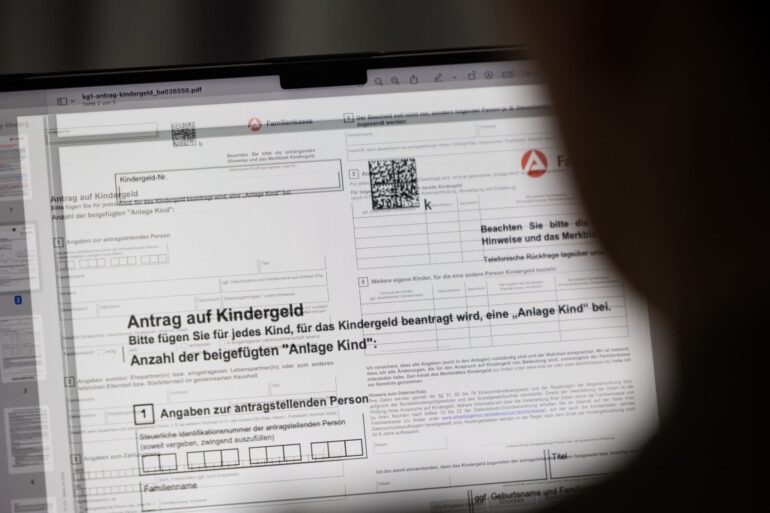 Neue Eltern sollen sich künftig mehr auf ihr Baby statt auf Papierkram konzentrieren können. (Symbolbild)