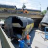 Einer der Waggons ist auf die Straße gestellt worden.