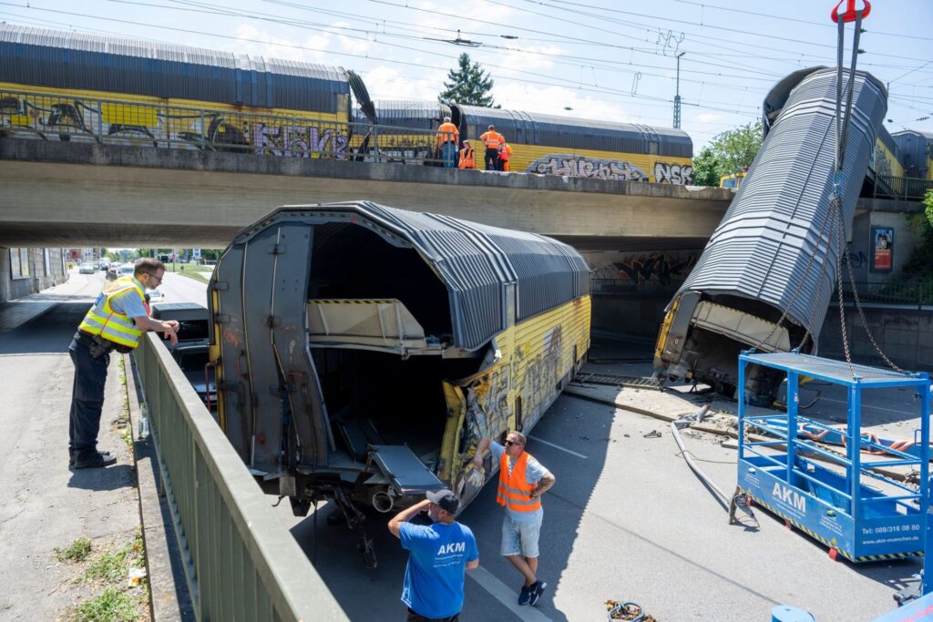 Einer der Waggons ist auf die Straße gestellt worden.