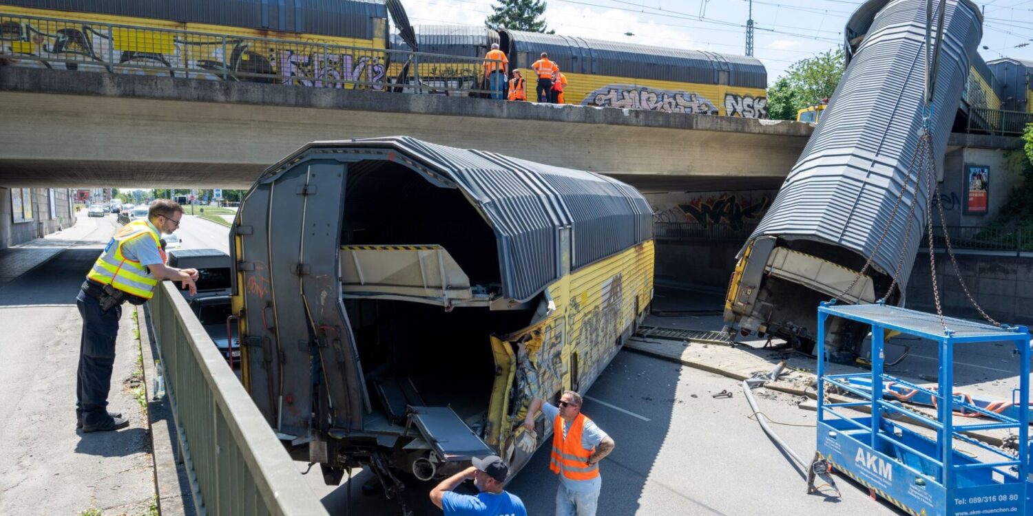 Einer der Waggons ist auf die Straße gestellt worden.