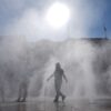 Wassernebel zur Abkühlung: Nicht nur in Hamburg ist jede Hitzepause willkommen.