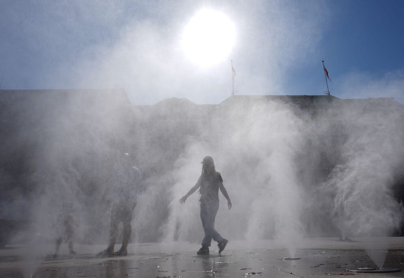Wassernebel zur Abkühlung: Nicht nur in Hamburg ist jede Hitzepause willkommen.