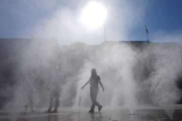 Wassernebel zur Abkühlung: Nicht nur in Hamburg ist jede Hitzepause willkommen.