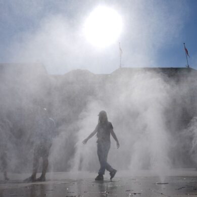 Wassernebel zur Abkühlung: Nicht nur in Hamburg ist jede Hitzepause willkommen.