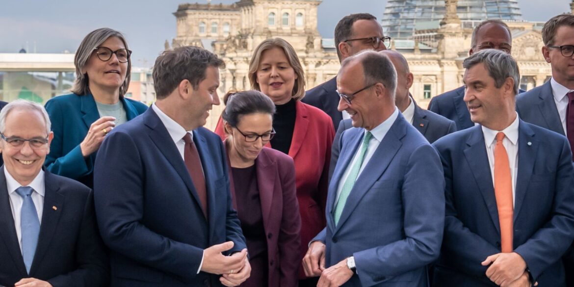 Es habe Einigkeit geherrscht, dass der Wirtschaftsstandort Deutschland vor großen Herausforderungen stehe, hieß es.