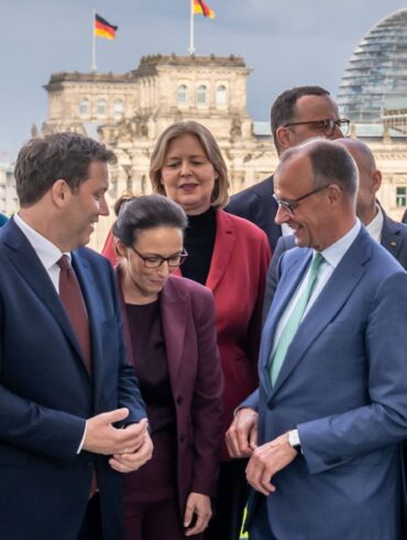 Es habe Einigkeit geherrscht, dass der Wirtschaftsstandort Deutschland vor großen Herausforderungen stehe, hieß es.