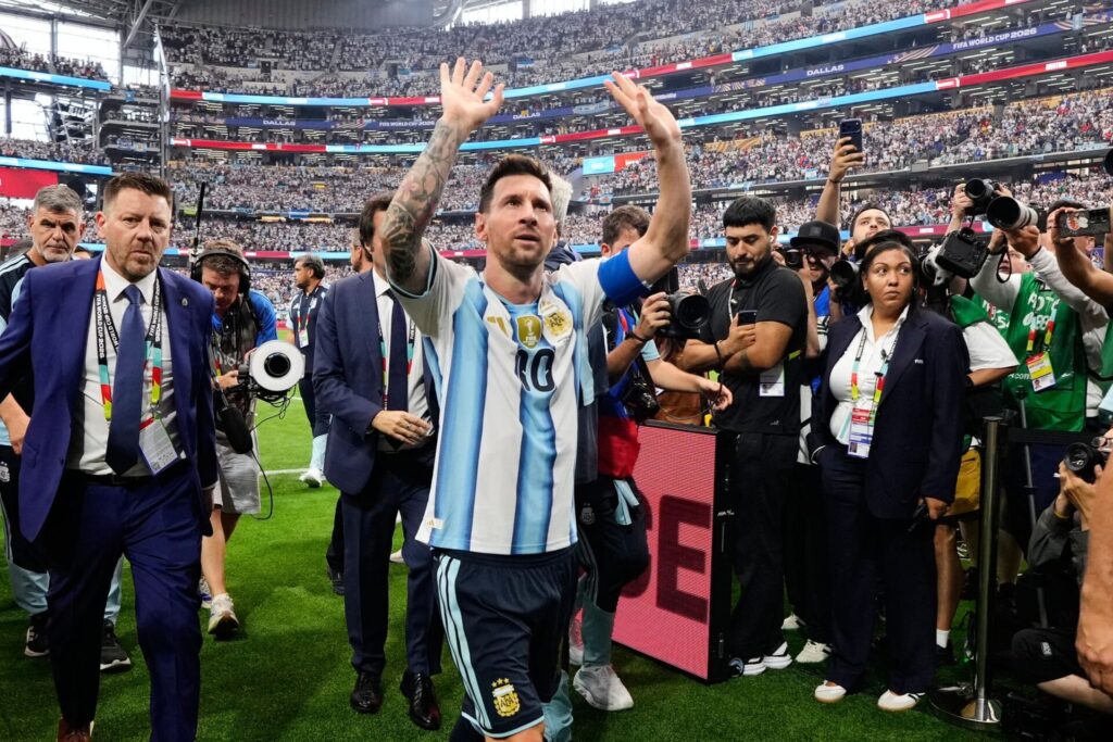 Lionel Messi jubelt, nachdem er beim Spiel Argentinien gegen Österreich, alleiniger Rekordtorschütze bei Fußball-Weltmeisterschaften geworden ist.