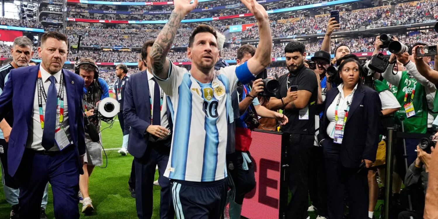 Lionel Messi jubelt, nachdem er beim Spiel Argentinien gegen Österreich, alleiniger Rekordtorschütze bei Fußball-Weltmeisterschaften geworden ist.