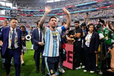 Lionel Messi jubelt, nachdem er beim Spiel Argentinien gegen Österreich, alleiniger Rekordtorschütze bei Fußball-Weltmeisterschaften geworden ist.