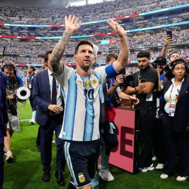 Lionel Messi jubelt, nachdem er beim Spiel Argentinien gegen Österreich, alleiniger Rekordtorschütze bei Fußball-Weltmeisterschaften geworden ist.