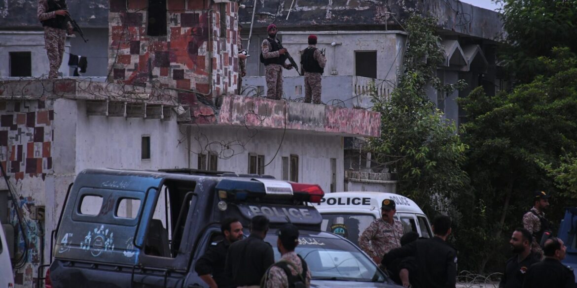 Nach dem Angriff in Karachi mit drei Toten pakistanischen Sicherheitskräften hat Pakistan Ziele in Afghanistan angegriffen.