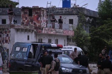 Nach dem Angriff in Karachi mit drei Toten pakistanischen Sicherheitskräften hat Pakistan Ziele in Afghanistan angegriffen.