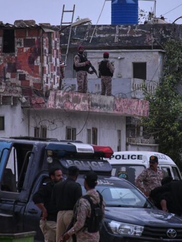 Nach dem Angriff in Karachi mit drei Toten pakistanischen Sicherheitskräften hat Pakistan Ziele in Afghanistan angegriffen.