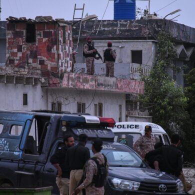 Nach dem Angriff in Karachi mit drei Toten pakistanischen Sicherheitskräften hat Pakistan Ziele in Afghanistan angegriffen.