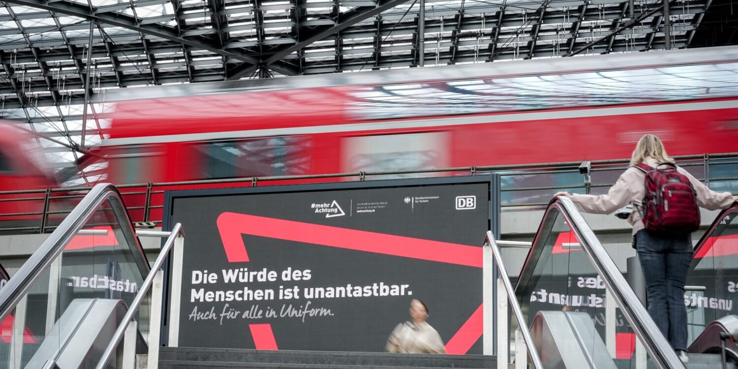 Die Zahl der Angriffe auf Bahnbeschäftigte ist innerhalb eines Jahres gestiegen. Jetzt gibt es eine Respekt-Kampagne. (Archivbild)
