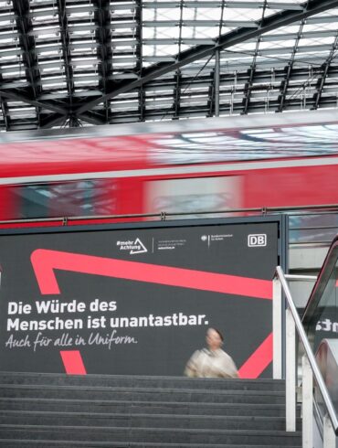 Die Zahl der Angriffe auf Bahnbeschäftigte ist innerhalb eines Jahres gestiegen. Jetzt gibt es eine Respekt-Kampagne. (Archivbild)
