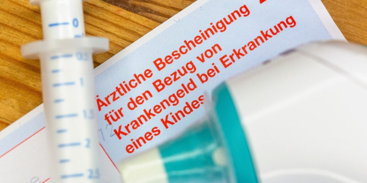 Gesetzlich versicherte Eltern können Krankengeld beantragen, wenn ein Kind unter zwölf Jahren krank ist und sie deshalb nicht zur Arbeit gehen. (Symbolbild)