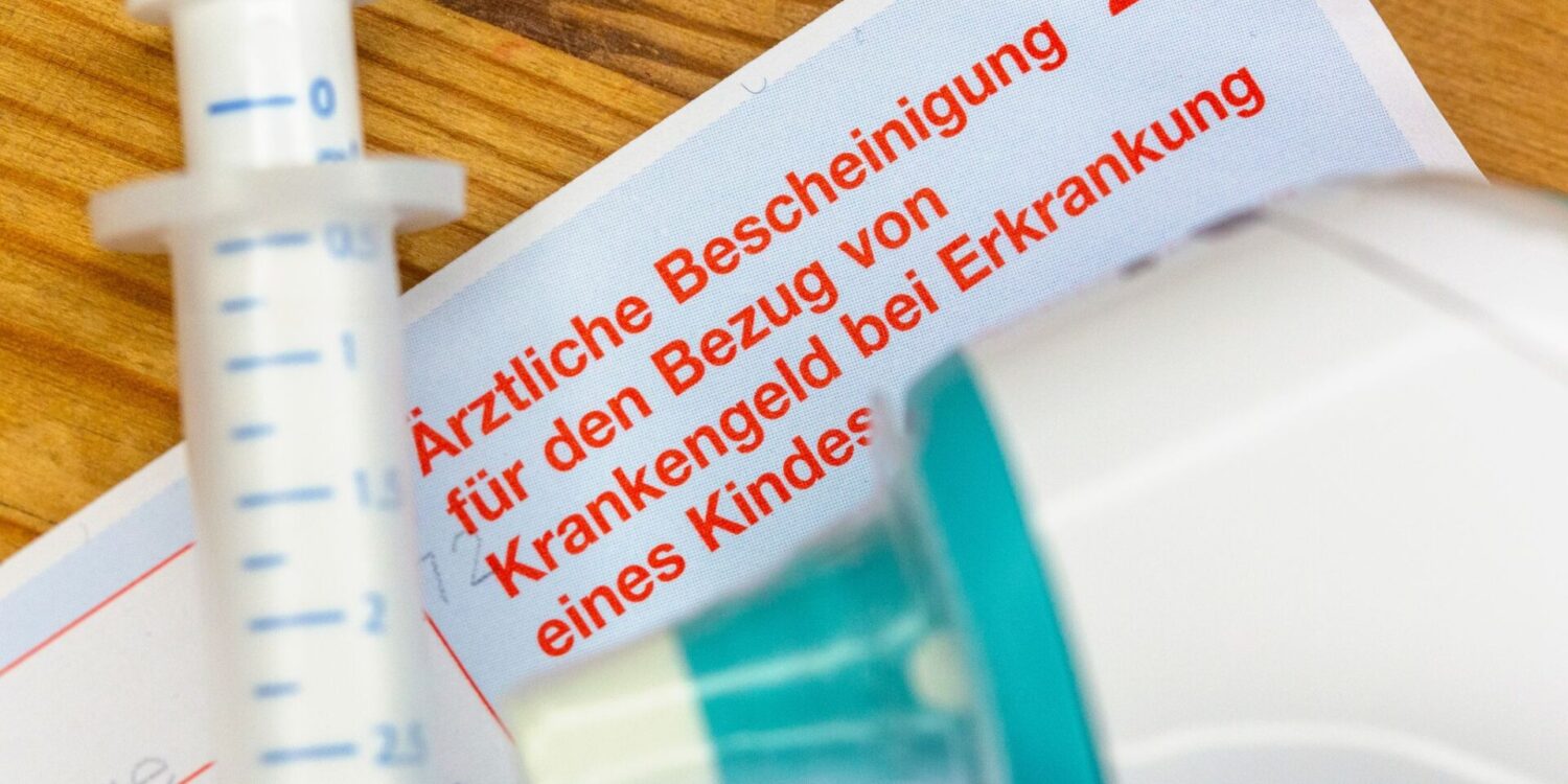 Gesetzlich versicherte Eltern können Krankengeld beantragen, wenn ein Kind unter zwölf Jahren krank ist und sie deshalb nicht zur Arbeit gehen. (Symbolbild)