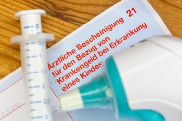 Gesetzlich versicherte Eltern können Krankengeld beantragen, wenn ein Kind unter zwölf Jahren krank ist und sie deshalb nicht zur Arbeit gehen. (Symbolbild)