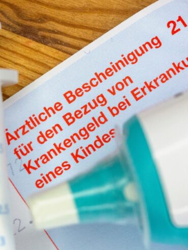 Gesetzlich versicherte Eltern können Krankengeld beantragen, wenn ein Kind unter zwölf Jahren krank ist und sie deshalb nicht zur Arbeit gehen. (Symbolbild)