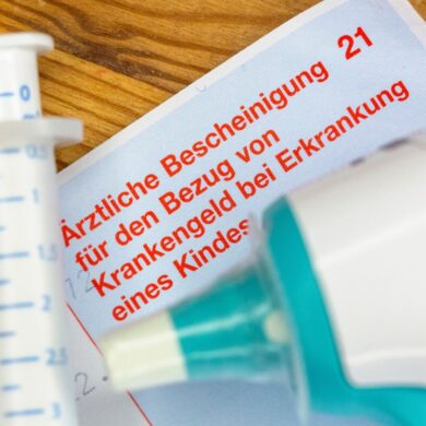 Gesetzlich versicherte Eltern können Krankengeld beantragen, wenn ein Kind unter zwölf Jahren krank ist und sie deshalb nicht zur Arbeit gehen. (Symbolbild)