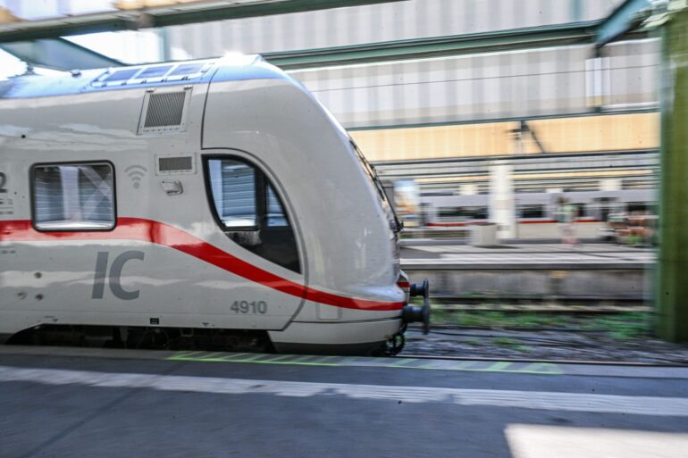 Die Störung im Bahnverkehr konnte gegen 0.30 Uhr behoben werden. Seither rollen die Züge wieder.