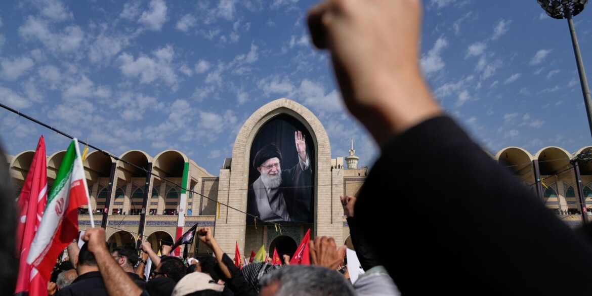 Für Chameneis Anhänger und die iranische Führung ist die Staatstrauer zugleich Abschied und Demonstration politischer Geschlossenheit.