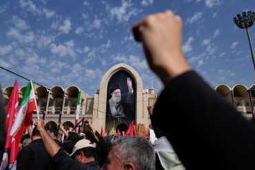 Für Chameneis Anhänger und die iranische Führung ist die Staatstrauer zugleich Abschied und Demonstration politischer Geschlossenheit.