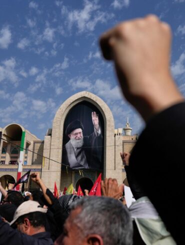 Für Chameneis Anhänger und die iranische Führung ist die Staatstrauer zugleich Abschied und Demonstration politischer Geschlossenheit.
