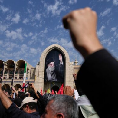 Für Chameneis Anhänger und die iranische Führung ist die Staatstrauer zugleich Abschied und Demonstration politischer Geschlossenheit.
