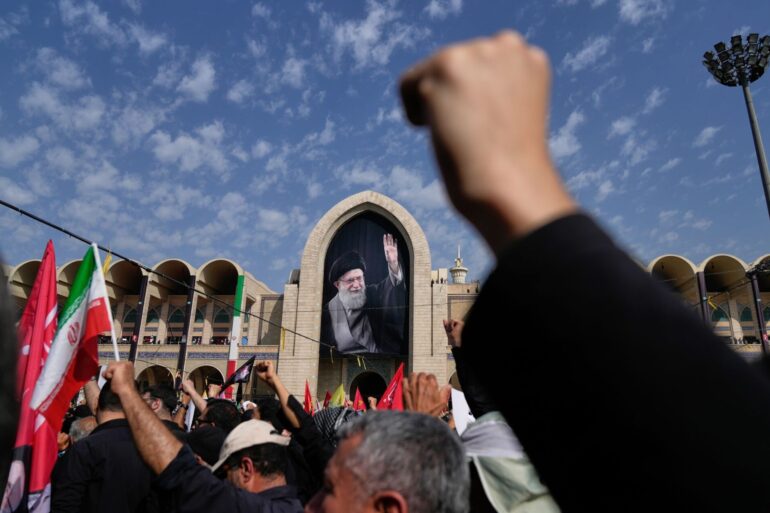 Für Chameneis Anhänger und die iranische Führung ist die Staatstrauer zugleich Abschied und Demonstration politischer Geschlossenheit.