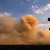 Über dem Horizont steigt Rauch auf, während sich ein Waldbrand in der Nähe von Condemios de Arriba in der spanischen Provinz Guadalajara weiter ausbreitet.