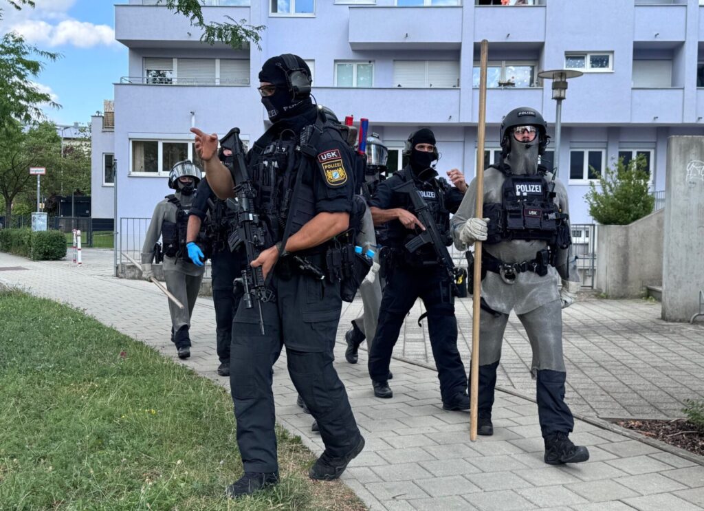 Schwer bewaffnete Polizisten waren rund um die Bankfiliale im Einsatz.