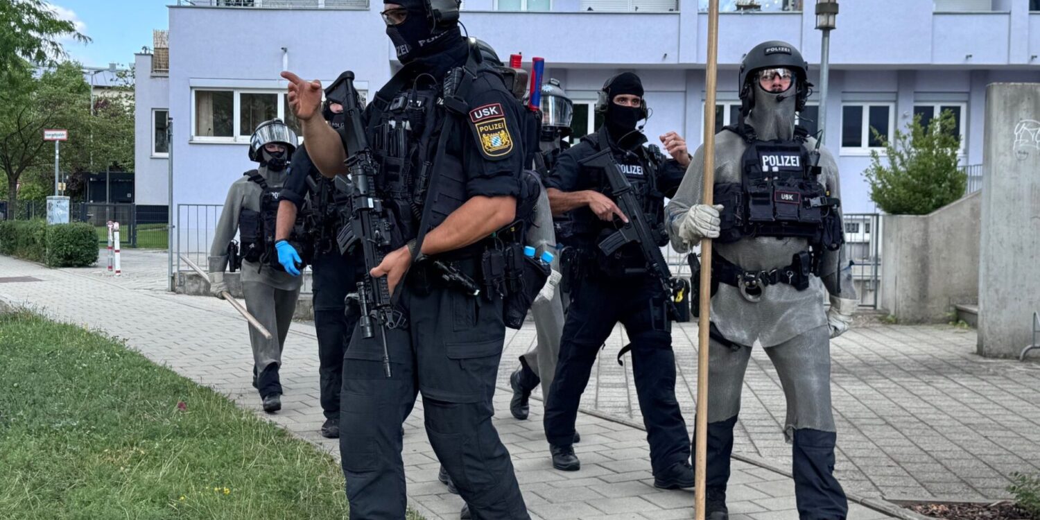 Schwer bewaffnete Polizisten waren rund um die Bankfiliale im Einsatz.