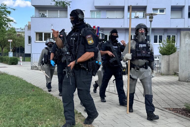 Schwer bewaffnete Polizisten waren rund um die Bankfiliale im Einsatz.