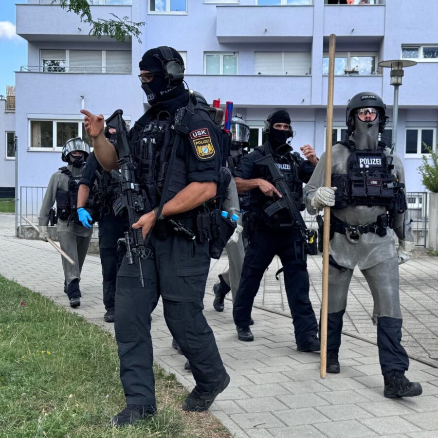 Schwer bewaffnete Polizisten waren rund um die Bankfiliale im Einsatz.