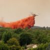 Ein Löschflugzeug wirft bei der Bekämpfung von Waldbränden in der Region Lège-Cap-Ferret im Westen Frankreichs Wasser ab.
